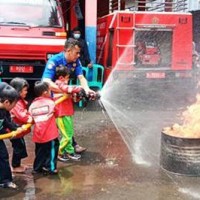 Petugas Damkar saat mengajar anak PAUD padamkan api.